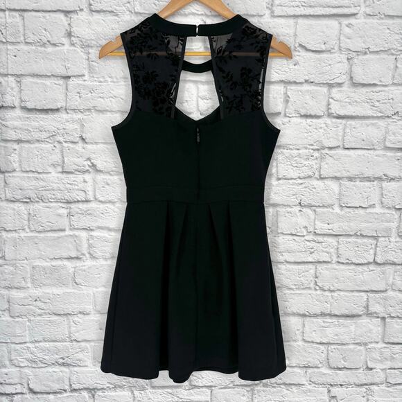 BCBGeneration Black Velvet Floral Keyhole Dress Size 6 - Picture 6 of 8